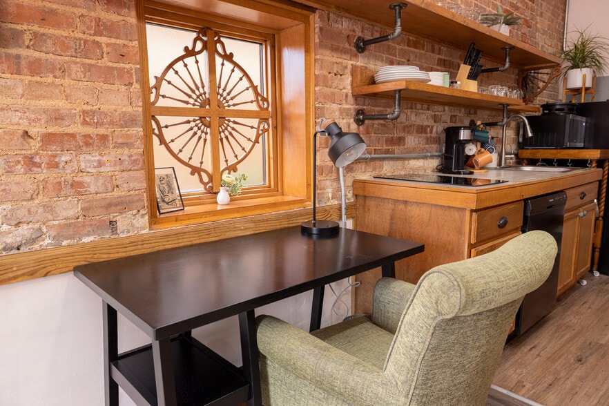 More Photos Of 29 S Carolina St, Hartwell Hotel For Sale
