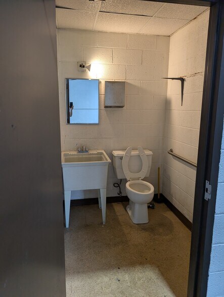 More Photos Of 5113-5123 Berwyn Rd, College Park Unknown For Lease