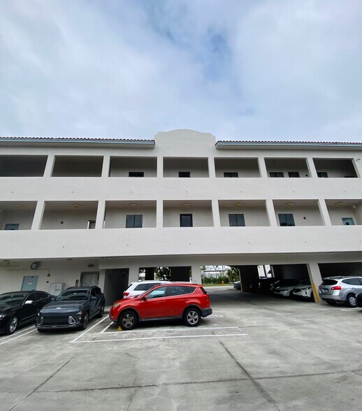 More Photos Of 9726 E Indigo St, Miami Office For Lease