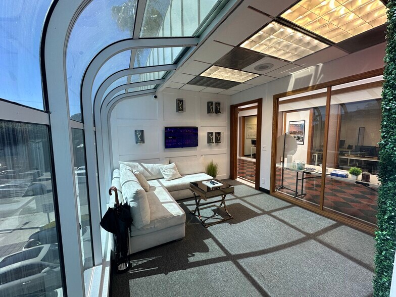 More Photos Of 11440 Ventura Blvd, Studio City Unknown For Lease