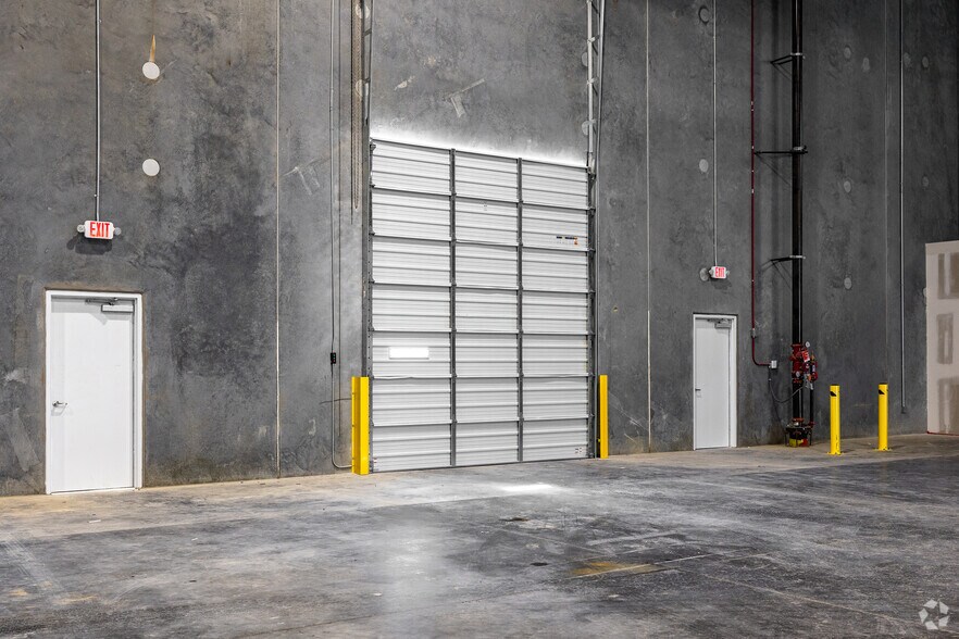 More Photos Of 562 Omni Industrial Blvd, Summerville Unknown For Lease