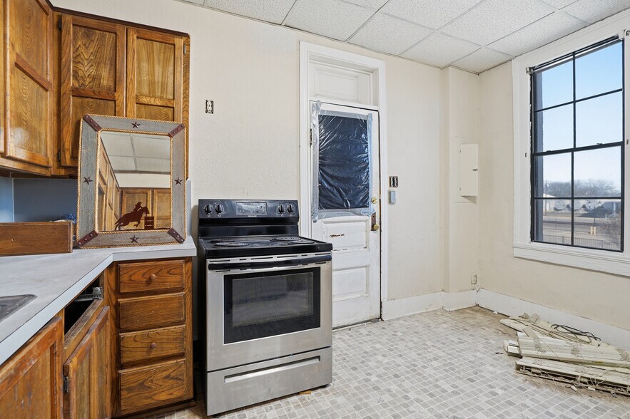 More Photos Of 421 E Henderson St, Cleburne Flex For Sale