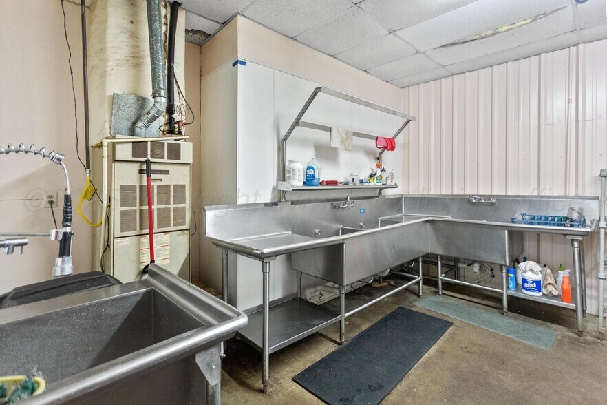 More Photos Of 103 Interstate 40, Shamrock Restaurant For Sale