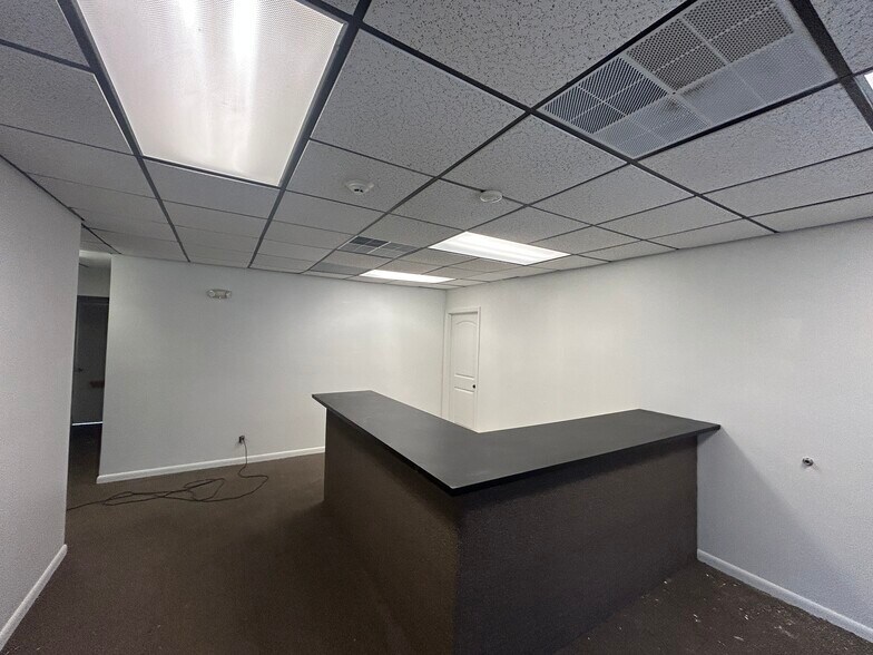 More Photos Of 12445 N 62nd St, Largo Flex For Lease