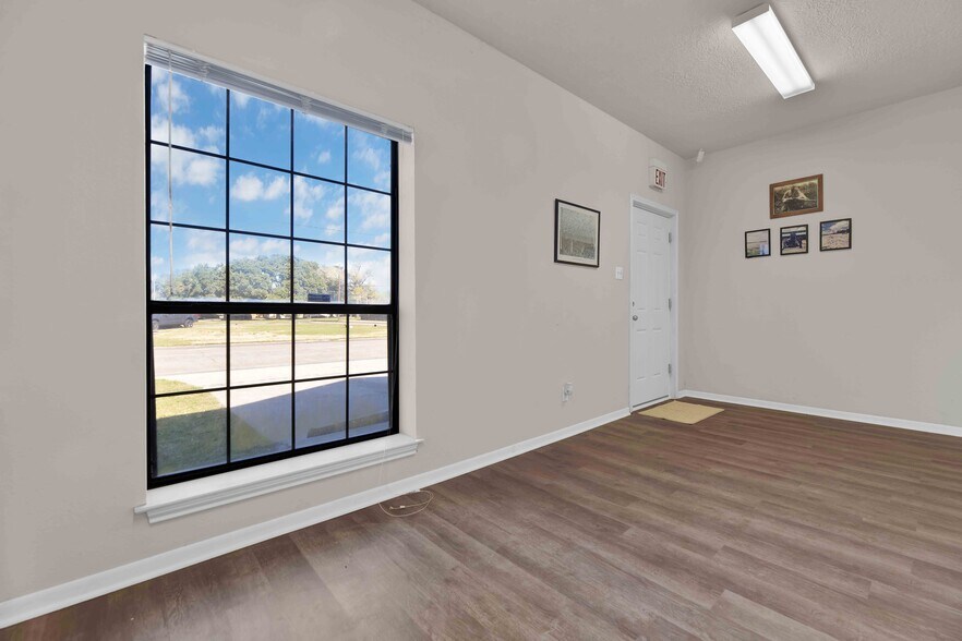 More Photos Of 1522 Sam Houston St, Liberty Office For Sale