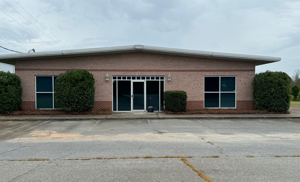Primary Photo Of 103 Industrial Park Dr, Perry Distribution For Lease
