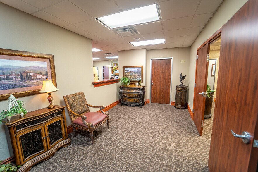 More Photos Of 115 Medical Dr, Victoria Medical For Sale