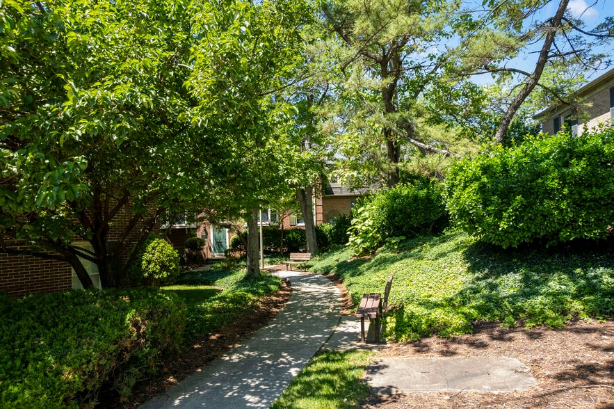 More Photos Of 7003 Kilworth Ln, Springfield Office For Sale