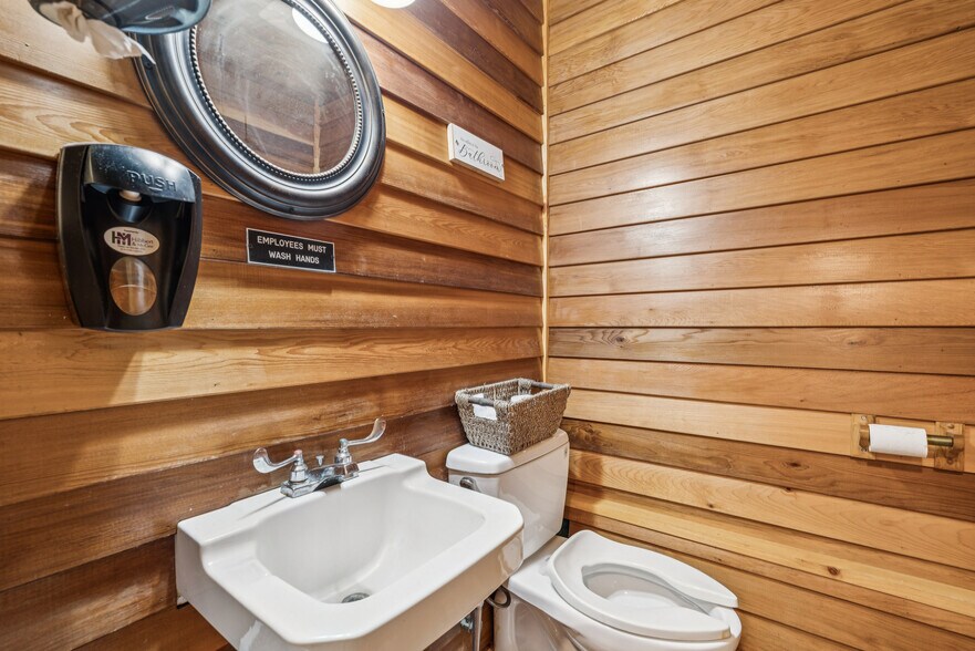 More Photos Of 1 Maple ave, Chelsea Restaurant For Sale