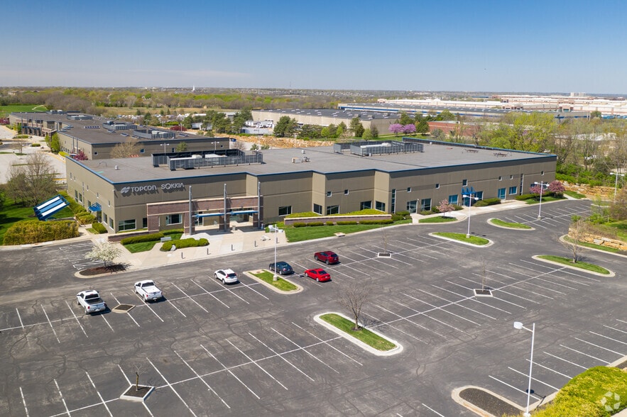 More Photos Of 16900 W 118th St - Bldg 5, Olathe Flex For Lease