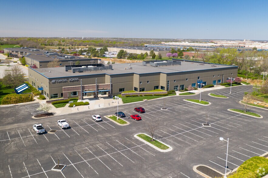 More Photos Of 16900 W 118th St - Bldg 5, Olathe Flex For Lease