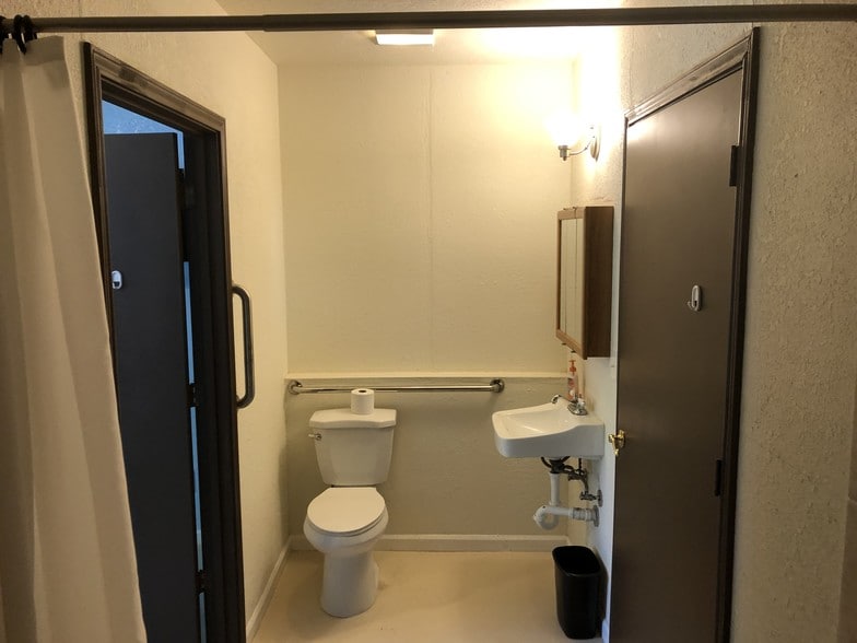 More Photos Of 2522 Holly Hill Dr, San Antonio Medical For Lease