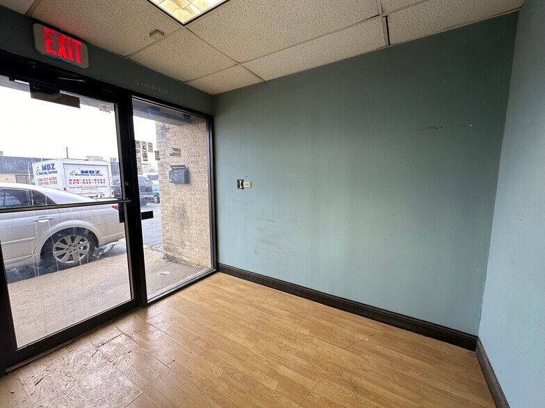 More Photos Of 1545-1549 Burgundy Pky, Streamwood Showroom For Lease