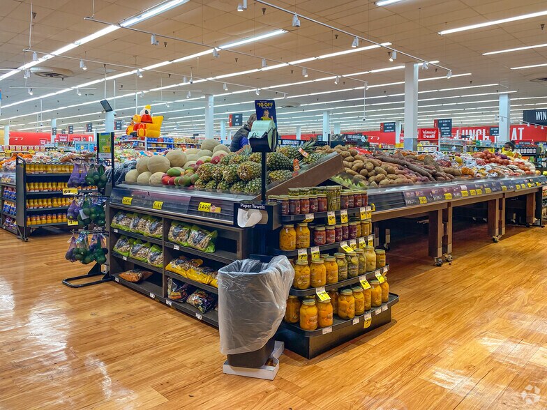 More Photos Of 850-980 Ives Dairy Rd, Miami Storefront For Lease