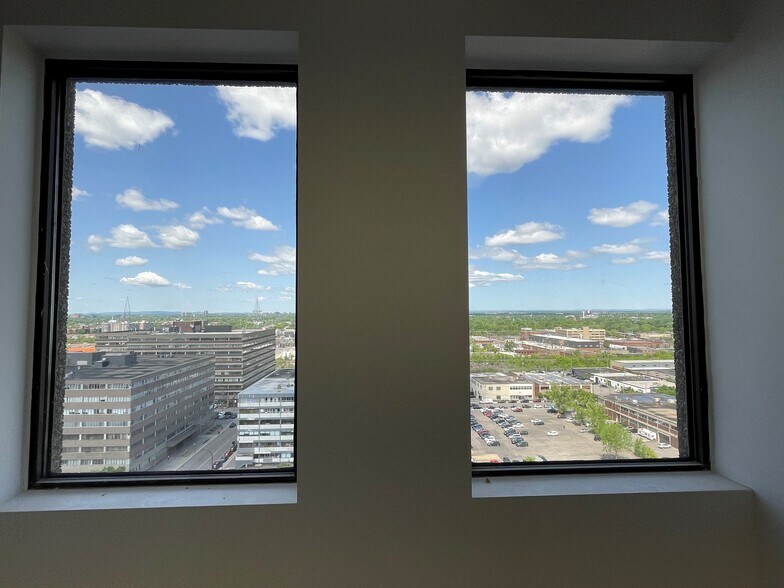 More Photos Of 555 Rue Chabanel O, Montréal Office For Sale