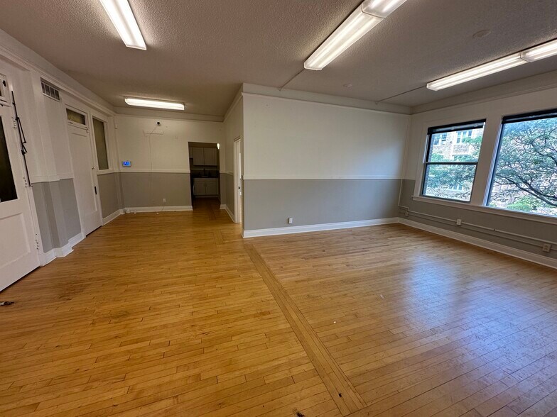 More Photos Of 2000-2006 Hennepin Ave, Minneapolis Storefront Retail Office For Lease