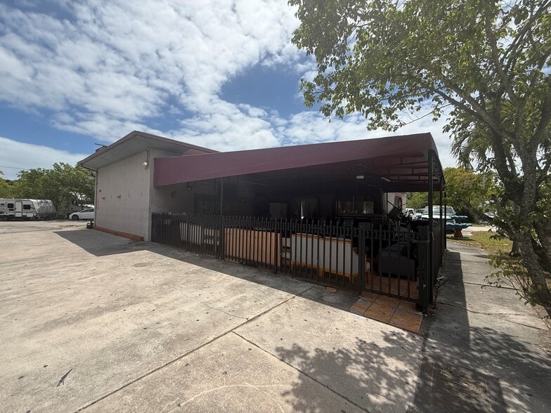 More Photos Of 14005 W Dixie Hwy, North Miami Restaurant For Sale