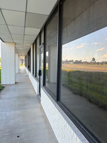 More Photos Of 60 Macarthur Dr, Alexandria Freestanding For Lease