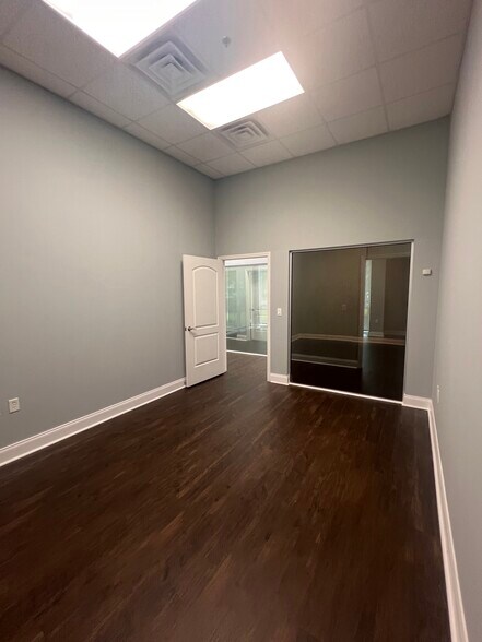 More Photos Of 7751 Kingspointe Pky, Orlando Light Distribution For Lease