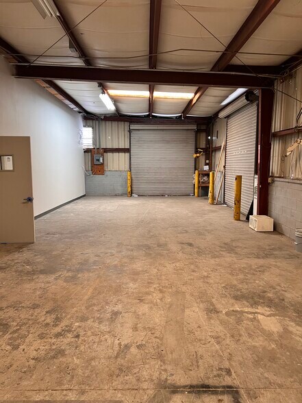 More Photos Of 5387 L B McLeod Rd, Orlando Warehouse For Lease