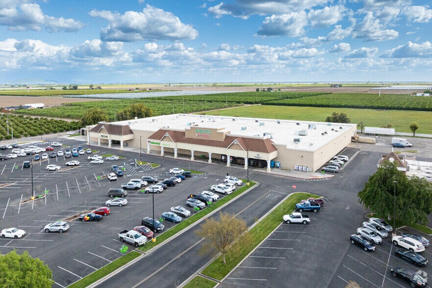 More Photos Of 2270 E El Monte Way, Dinuba Storefront For Lease