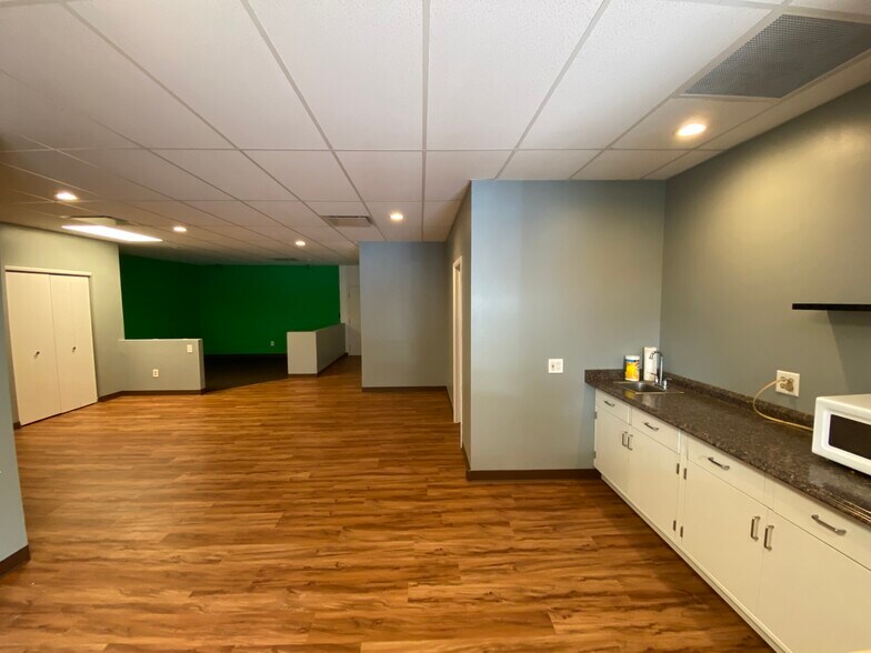More Photos Of 300 Industrial Pky, Chagrin Falls Light Manufacturing For Lease