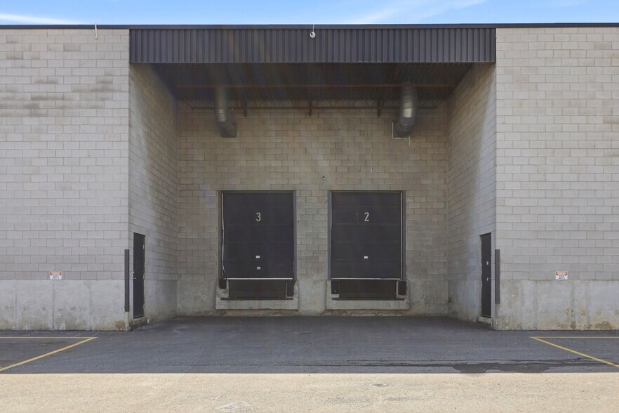 More Photos Of 2074 Steeles Ave E, Brampton Showroom For Sale