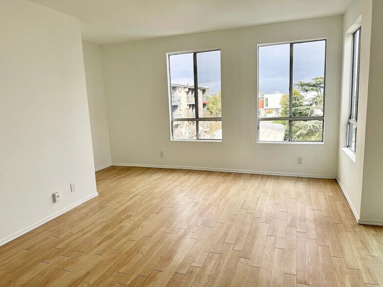 More Photos Of 884 Palm Ave, West Hollywood Apartments For Sale
