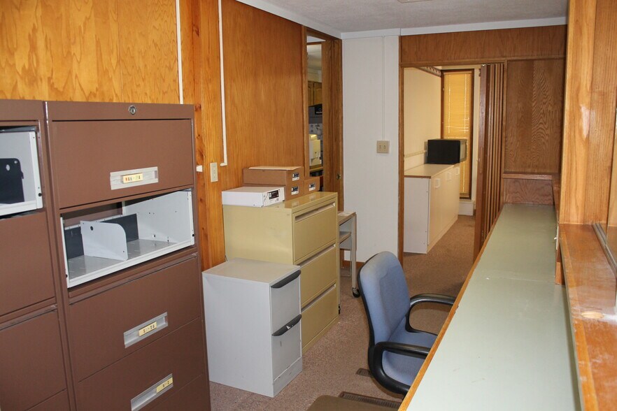 More Photos Of 129 E Locust St, Dekalb Office For Sale