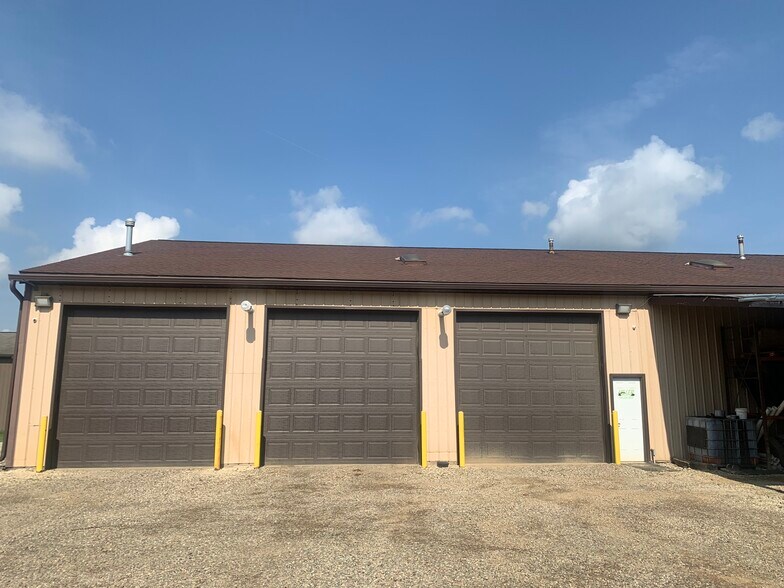 More Photos Of 463 Etheridge Blvd S, Canal Fulton Service For Lease