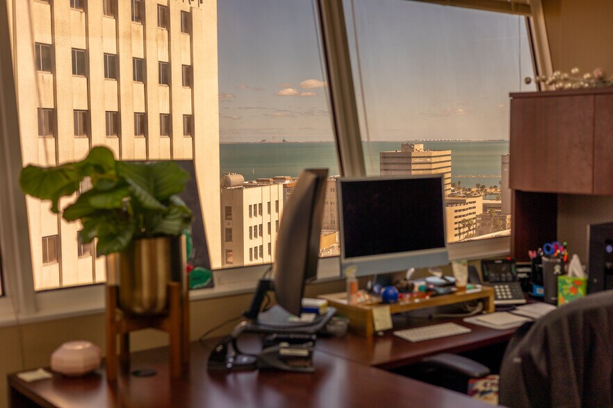 More Photos Of 555 N Carancahua St, Corpus Christi Office For Lease