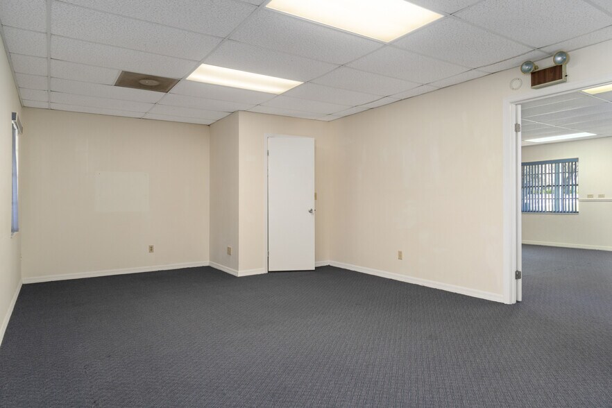 More Photos Of 300 S Line Ave, Inverness Medical For Sale