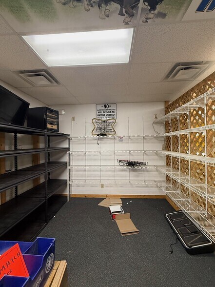 More Photos Of 727 N Walnut St, Goddard Storefront Retail Office For Lease