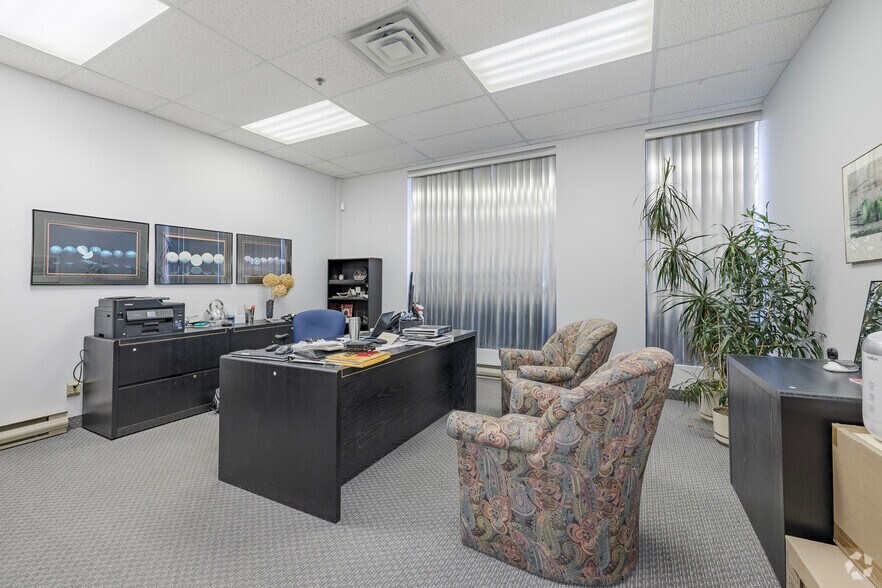 More Photos Of 81 Boul Brunswick, Dollard-des-Ormeaux Warehouse For Lease
