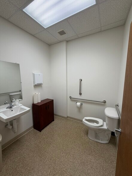 More Photos Of 12719 E Lynchburg Salem Tpke, Forest Flex For Lease