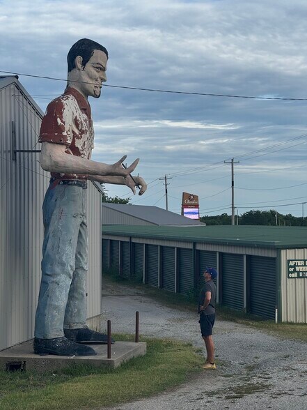 More Photos Of 517-519 W Main St, Yukon Storefront For Lease