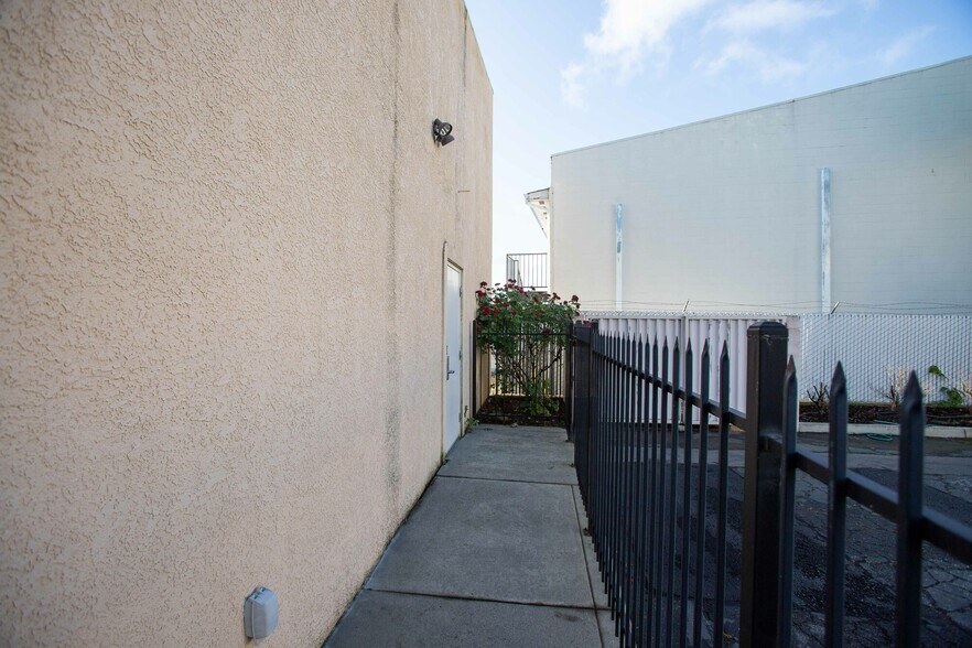 More Photos Of 2110 Railroad Ave, Redding Medical For Sale