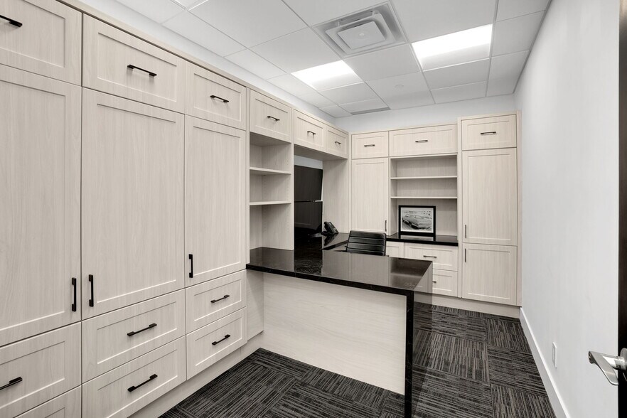 More Photos Of 7611 Pine Valley Dr, Vaughan Storefront Retail Office For Lease