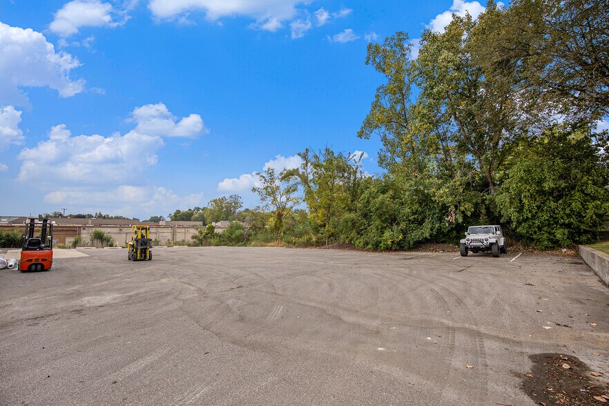 More Photos Of 1854 S Rochester Rd, Rochester Hills Storefront For Lease