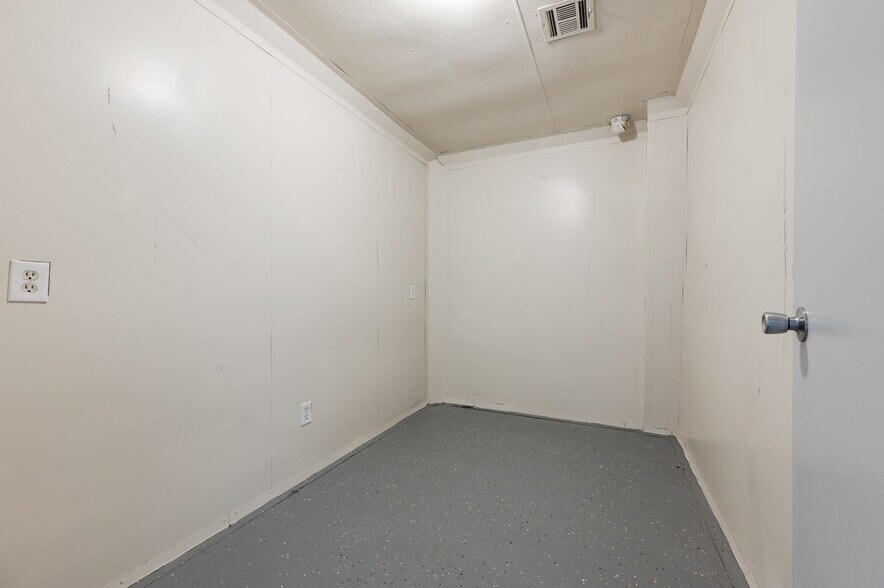 More Photos Of 3600 Valley Park Dr, El Reno Light Distribution For Lease