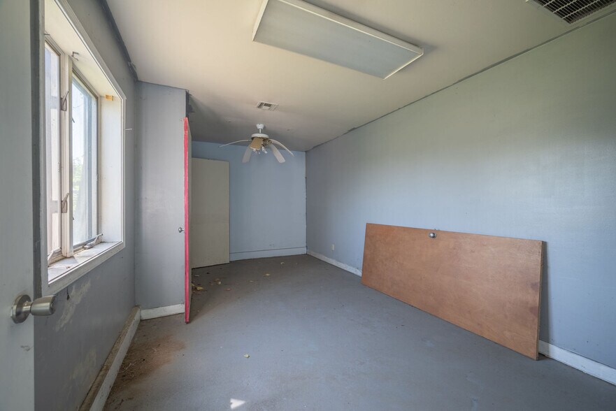 More Photos Of 841 Frances Ave, Neosho Flex For Sale