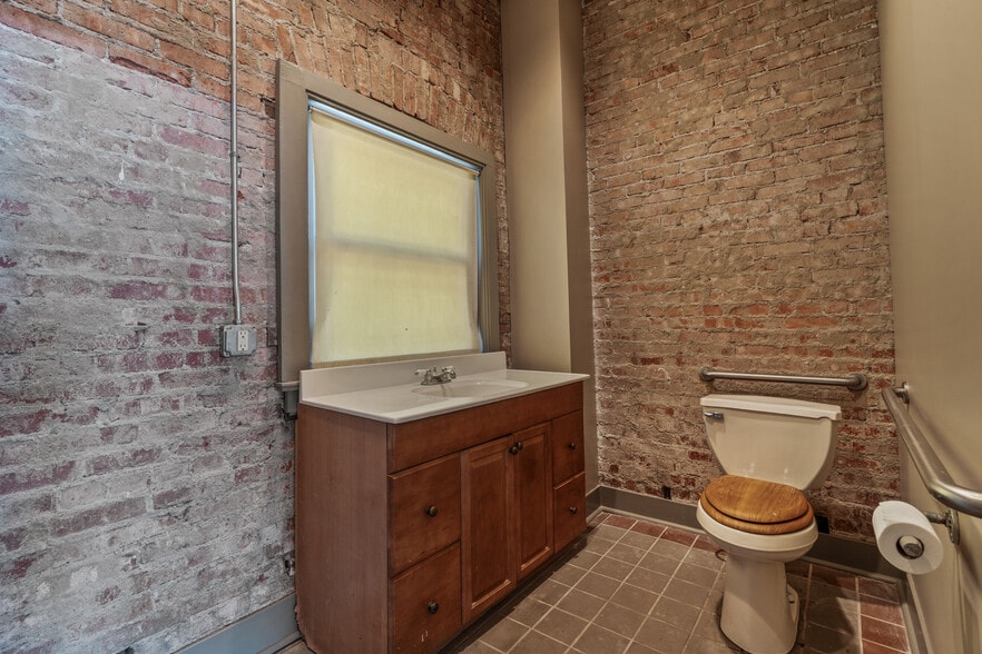 More Photos Of 2510 E 85th St, Kansas City Flex For Sale