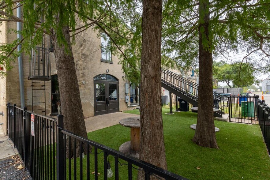 More Photos Of 117 East St, Hutto Loft Creative Space For Sale