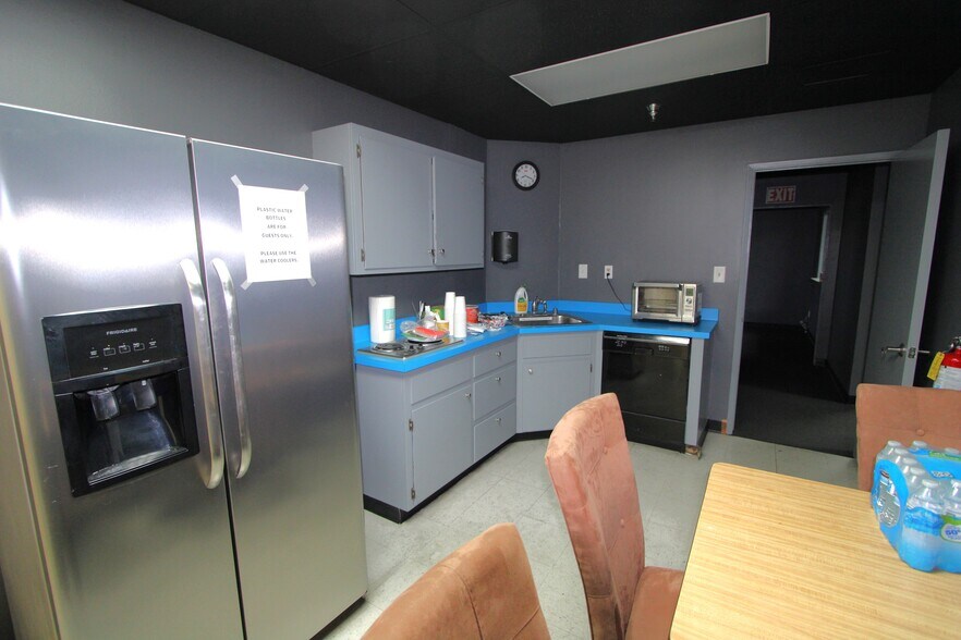 More Photos Of 133 - 135 E Maple Ave, Monrovia Warehouse For Lease