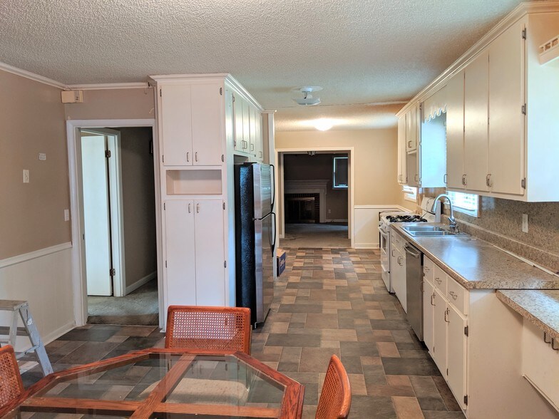 More Photos Of 104 Round Knob Rd, Lexington Office For Sale