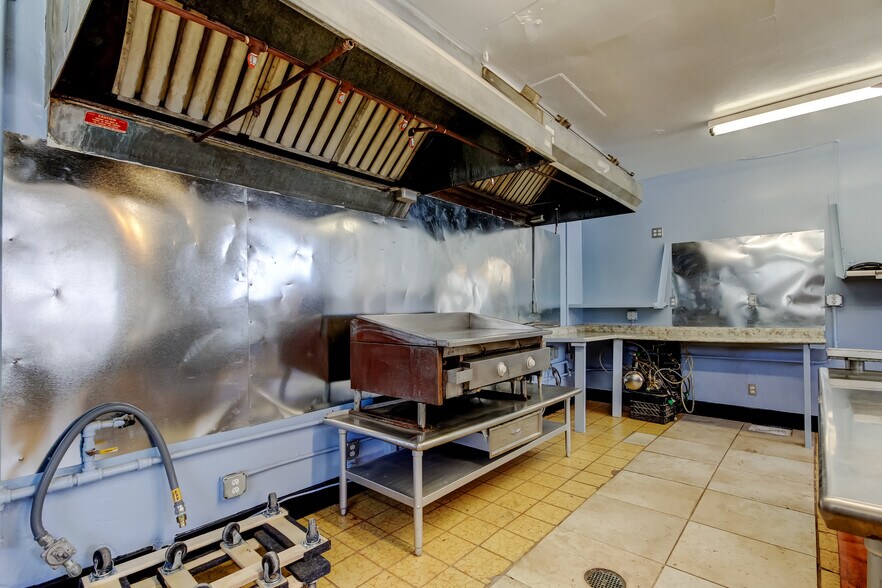 More Photos Of 2070 Bayshore Blvd, Dunedin Restaurant For Lease