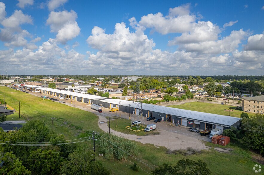 More Photos Of 3306 Ella Blvd, Houston Unknown For Lease