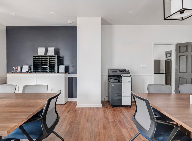 More Photos Of 6543 Ferguson St, Indianapolis Office Residential For Lease