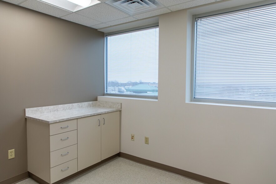 More Photos Of 16909 Lakeside Hills Ct, Omaha Medical For Lease