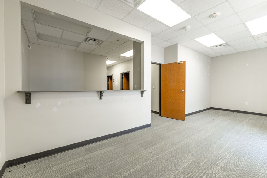 More Photos Of 5460 Main St, Del City Flex For Lease